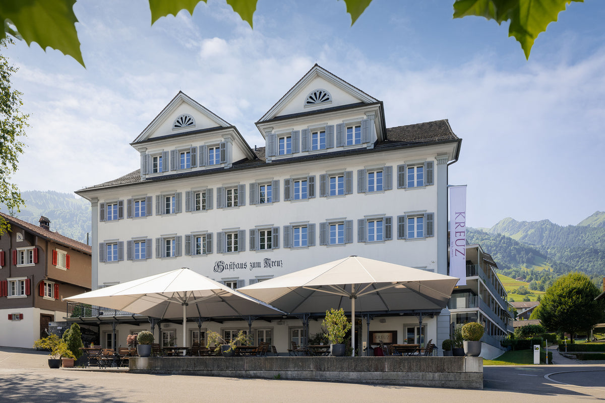 Hotel Kreuz Sachseln – historische Fassade mit Bergkulisse