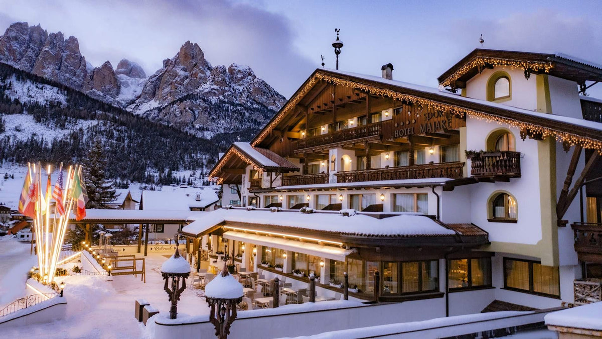 Hotel Majarè in Pozza di Fassa – Außenansicht im Winter