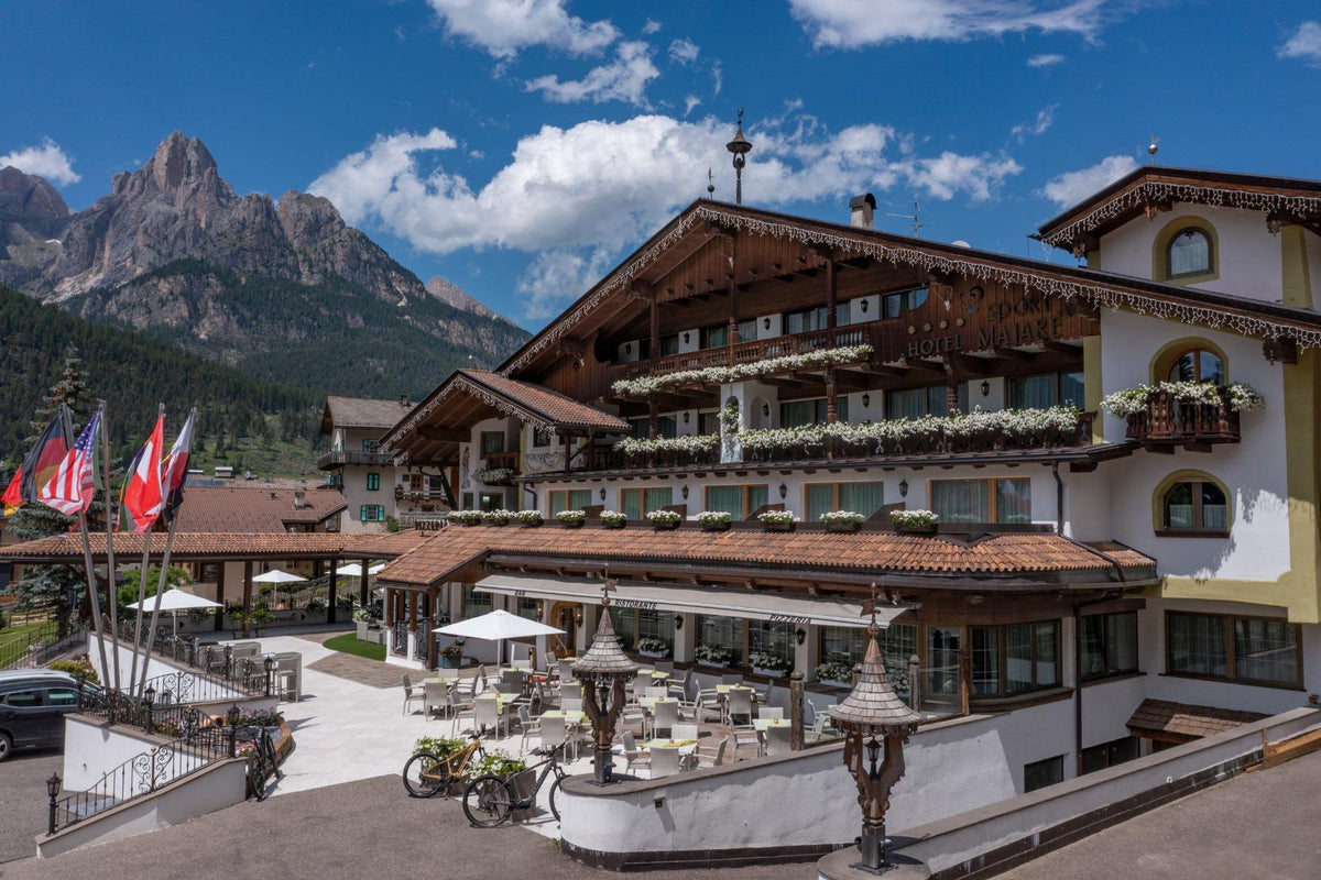 Hotel Majarè in Pozza di Fassa – Außenansicht mit Dolomiten