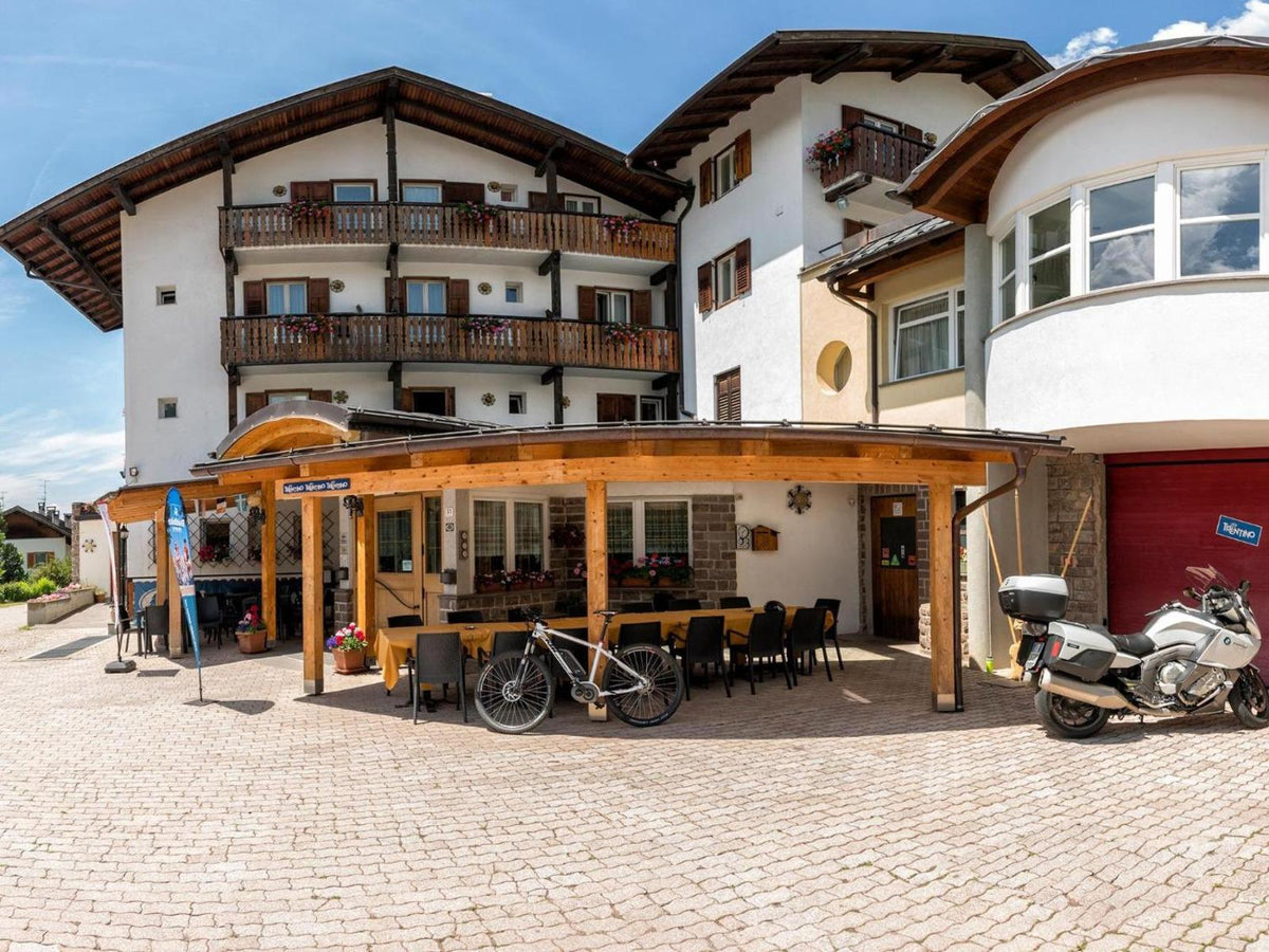 Hotel Panorama in Panchià – Außenansicht mit Terrasse