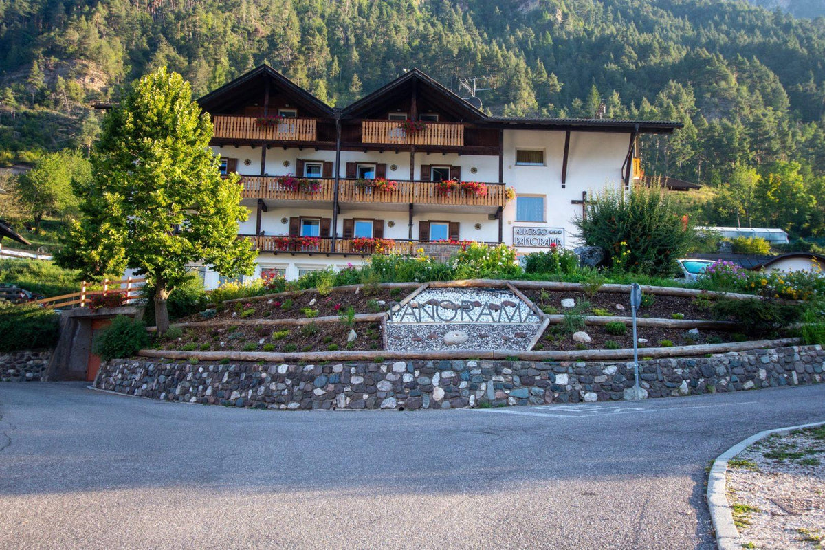 Hotel Panorama – Außenansicht mit Garten
