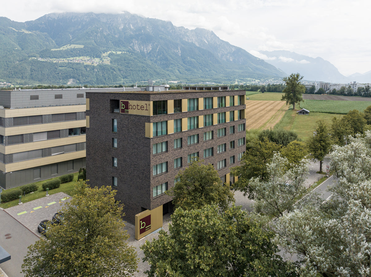 b_smart Hotel Bendern – Lage vor den Liechtensteiner Alpen