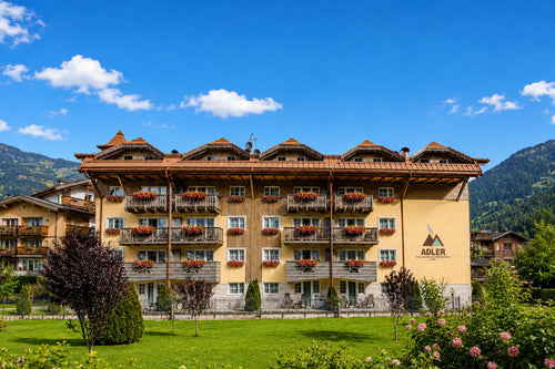 Aparthotel Adler in Moena – Sommer mit Dolomitenblick