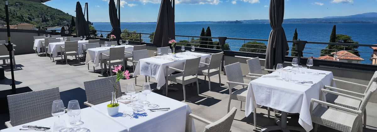 Hotel al Caminetto – Restaurantterrasse mit Blick auf den Gardasee