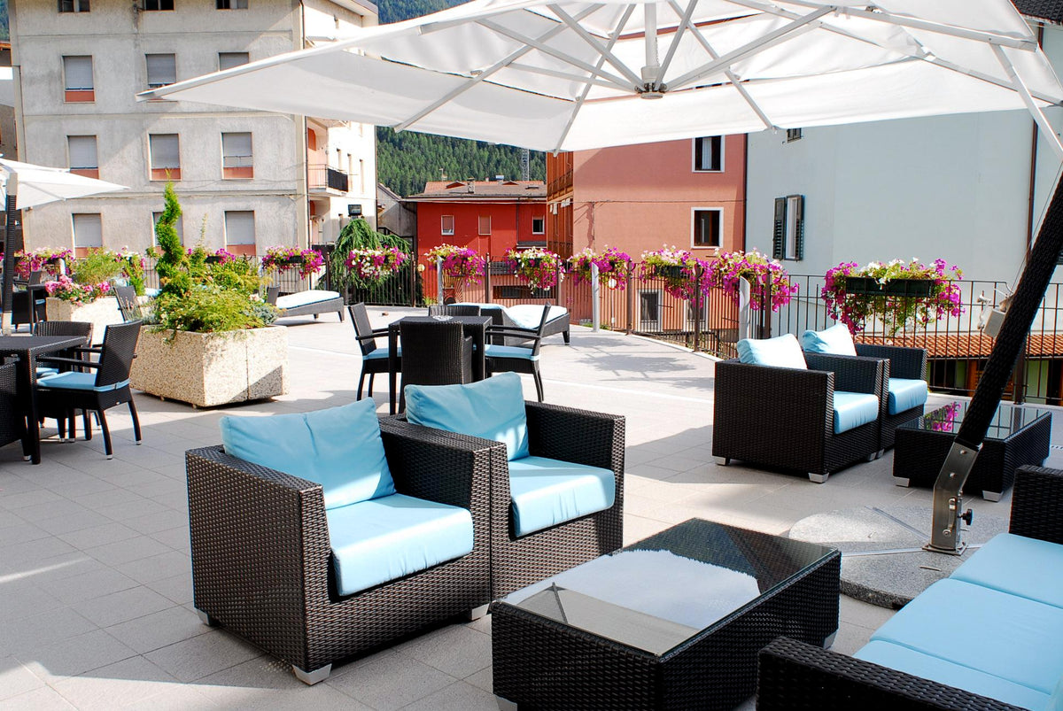 Hotel Sole Malè – Sonnenterrasse mit Lounge