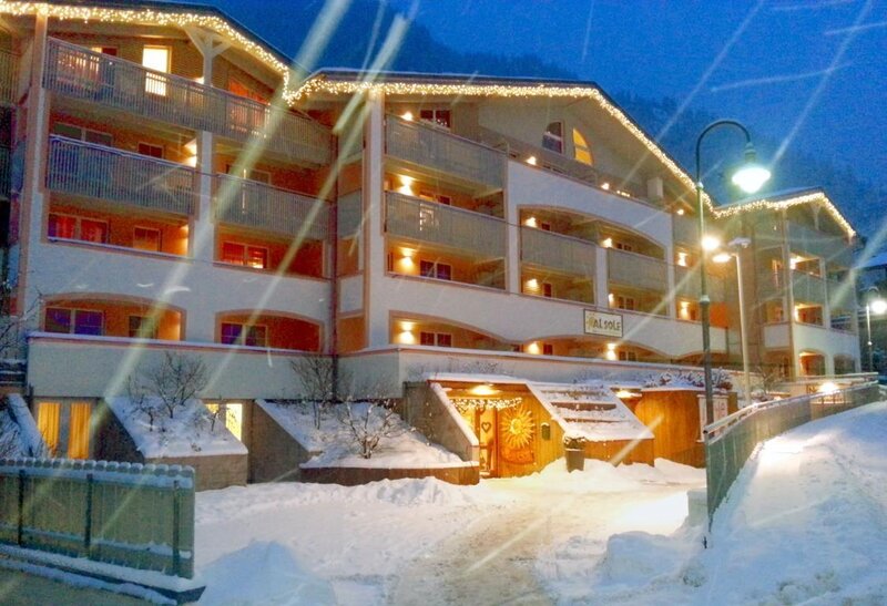 Hotel al Sole in Canazei – Außenansicht im Winter