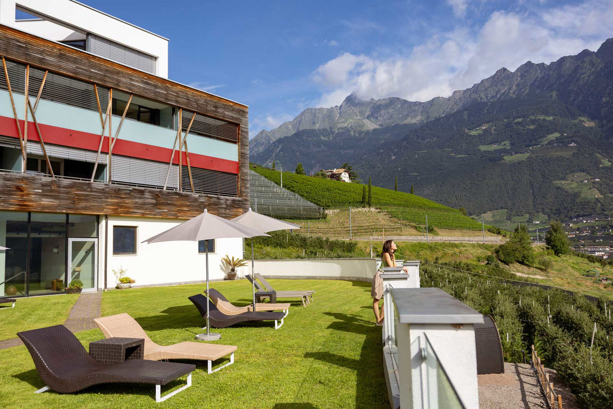 Hotel Pazeider mit Garten und Bergpanorama